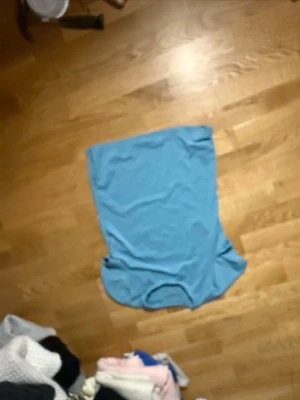 Ljusblå basic t-shirt - En enkel ljusblå t-shirt med rund hals och korta ärmar. Perfekt till jeans eller shorts för en avslappnad look. Tillverkad i mjuk bomull som känns skön mot huden.