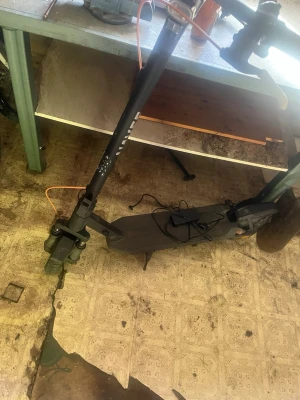Svart elscooter med laddare - Säljer en  elscooter navee gt3 Max.med laddare. Scootern har robust ram, bred fotplatta och tydliga handtag. Perfekt för att ta sig runt i stan eller till skolan. Laddkabel medföljer och designen är modern med orange detaljer. Räckvidd 45km och hastighet 32kmh. MVH Ville