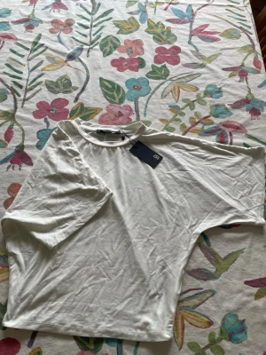 Söt vit topp - Säljer en söt vit topp i storlek Xs i helt nytt skick med prislapp!💕