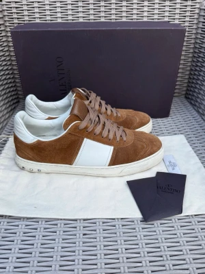 Valentino Flycrew  - Valentino Flycrew || Storlek EU41,5 || Skorna är i bra skick, däremot något creasade, en nit saknas (se bilder)|| Box, Dustabag & valentino kort medföljer || Tveka inte på att höra av dig vid frågor eller funderingar 