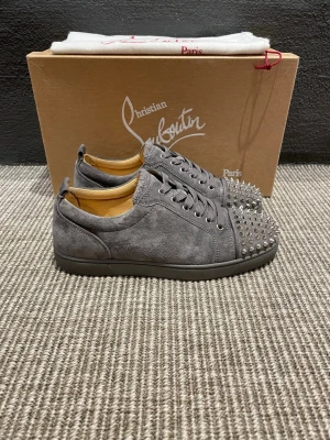 Christian Louboutin skor  - Hej, säljer nu dessa svin snygga Christian Louboutin skor. Skorna är i grymt skick!  Begränsat antal boxar och dustbag. Hör av dig vid frågor.