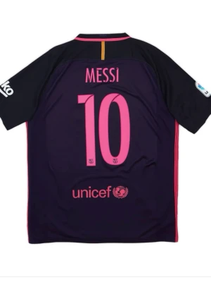 Barcelona Messi matchtröja lila/rosa - Säljer en FC Barcelona matchtröja från Nike med Messi och nummer 10 på ryggen. Tröjan är lila med rosa detaljer, klubbmärke och Qatar Airways-tryck på bröstet.Tillverkad i lätt och ventilerande material, perfekt för fotboll eller träning. Tröjan har inte kommit än.