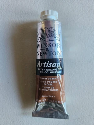 Winsor & Newton oljefärg Burnt Umber - En tub vattenblandbar oljefärg från Winsor & Newton i färgen Burnt Umber. Tuben är silverfärgad med brunt parti och har vit skruvkork. Perfekt för konstnärer som vill måla med olja men ändå kunna använda vatten istället för lösningsmedel.
