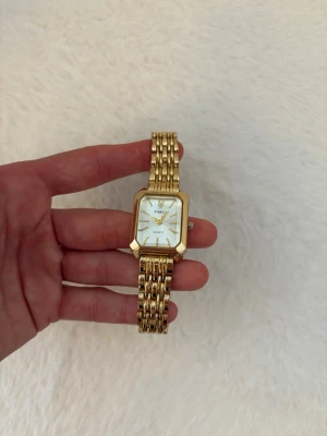 Guldfärgad klocka liten - Så fin liten guldklocka från QUARTZ, fullt fungerande och mycket bra skick!