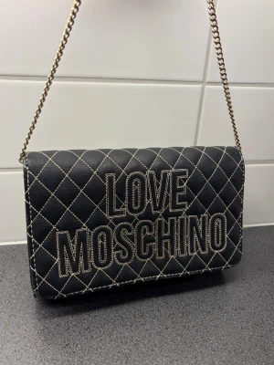Väska  - Superfin rutig väska från Love moschino, där e lite slitningar vid knappen på insidan (se bild 2) men de syns såklart inte när väskan är stängd🥰