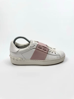 Valentino Open sneakers  - Valentino Garavani Open sneakers. Storlek 35,5 fits 36. Skick 8,5/10. Nypris ca 7700kr. 100% autentiska.