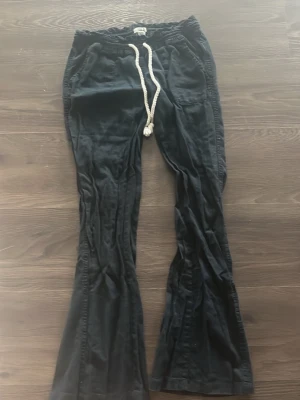 Roxy linnebyxor - Säljer ett par svarta linnebyxor från roxy. Byxorna har fickor på sidorna och är tillverkade i ett mjukt, bekvämt material. 