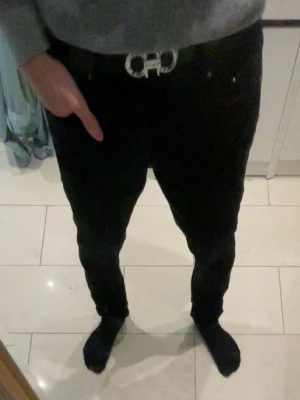 J&J Slim Jeans - Svarta glenn slim fit jeans med en skön wash och tvär bra passform i storlek W30 L30. Säljs då de inte kommer till använding. Använda men väl tagen hand om. Mått finns. Prisförslag & frågor är välkomna! 🙏💬