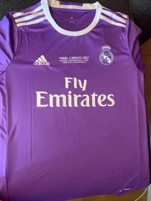 Real Madrid tröja lila Champions leauge finalen 2017 Ronaldo 7 - Köp denna klassiska tröja som är från den generationen real Madrid som vi aldrig glömmer!!! Denna med Ronaldo på ryggen med nummer 7. Tveka inte att ställa frågor! (Bättre bilder kommer framöver)