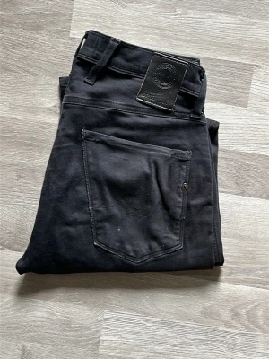 Svarta replay jeans  - Säljer ett par använda replay anbass jeans i storlek 28. Vid minsta lilla fundering kontakta mig 