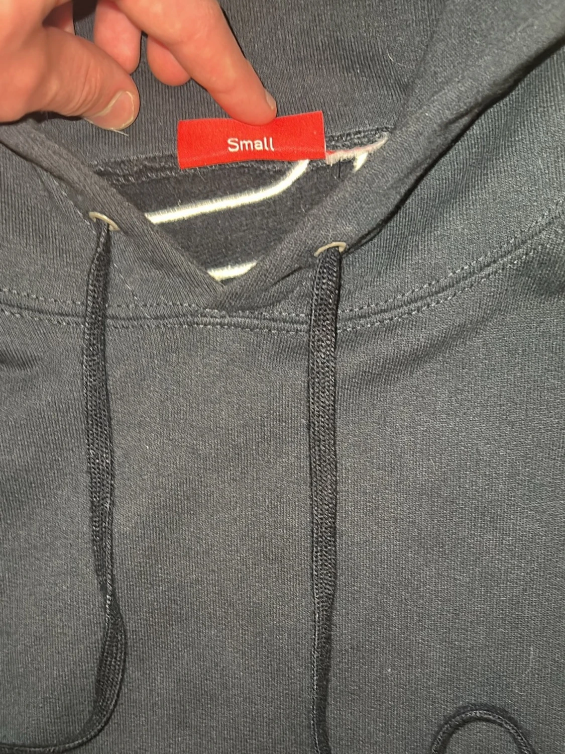 MÖRKBLÅ Supreme hoodie med stor logga på baksidan - 4