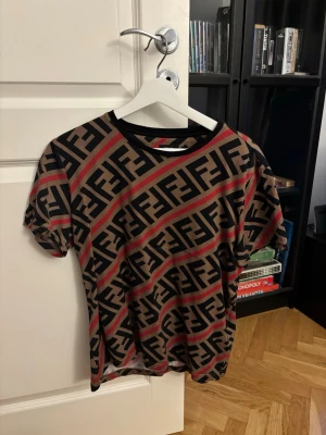 Fendi t-shirt med logomönster (äkta) - Fendi Brown Diagonal Zucca Monogram Crew Neck T Shirt L Ganska liten i storleken