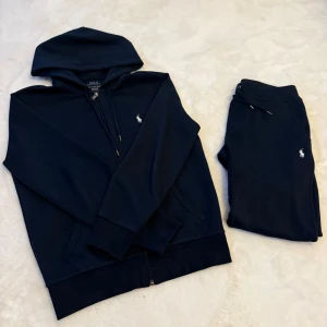 Polo Ralph Lauren Dress - Hej! Säljer nu min Polo Ralph Lauren dress både tröjan och byxorna i storlek XS och båda i färgen Aviator Navy , bra skick 8/10. Hör av er vid frågor elle vid intresse!😁