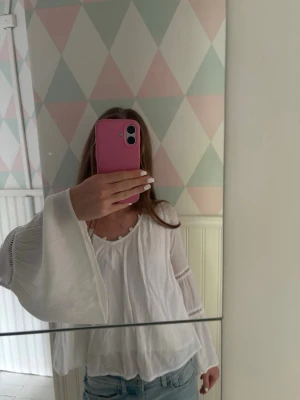 Vit blus från Hollister - Säljer en superfin vit blus  med vida, långärmade ärmar och rundad halsringning. Perfekt att styla med jeans eller kjol till sommardagar.💕
