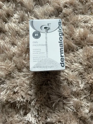 Dermalogica Daily Microfoliant 13g - Dermalogica Daily Microfoliant är ett risbaserat pulver som exfolierar huden och ger en klarare look.