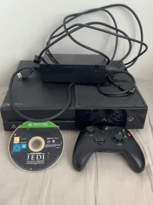 Xbox One 500GB (2015 modell) - Konsolen och kontrollen fungerar utan problem. Ingår strömkabel, hdmi-kabel, 1 kontroll och Star Wars Jedi Fallen Order.  Kan gå ner lite i pris vid snabb affär.
