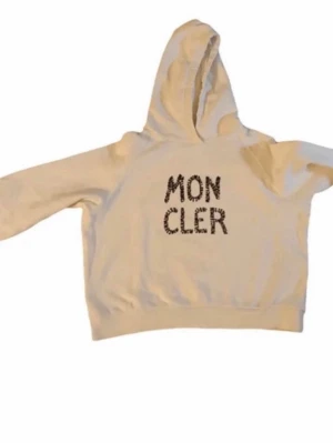Moncler hoodie - Små fläckar, syns på bilderna. Storlek 14 år/164 cm men passar mig som bär xs-m. Köpt från Vestiaire, kostade 1665 kr då.