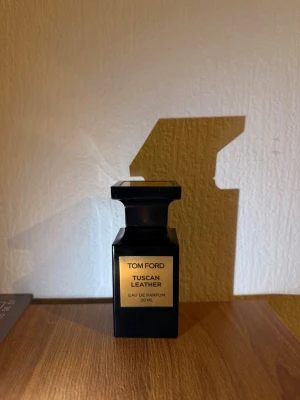 Tom Ford Tuscan Leather  50 ml - Tom Ford Tuscan leather 50 ml ca 60% kvar old batch kommer utan box 