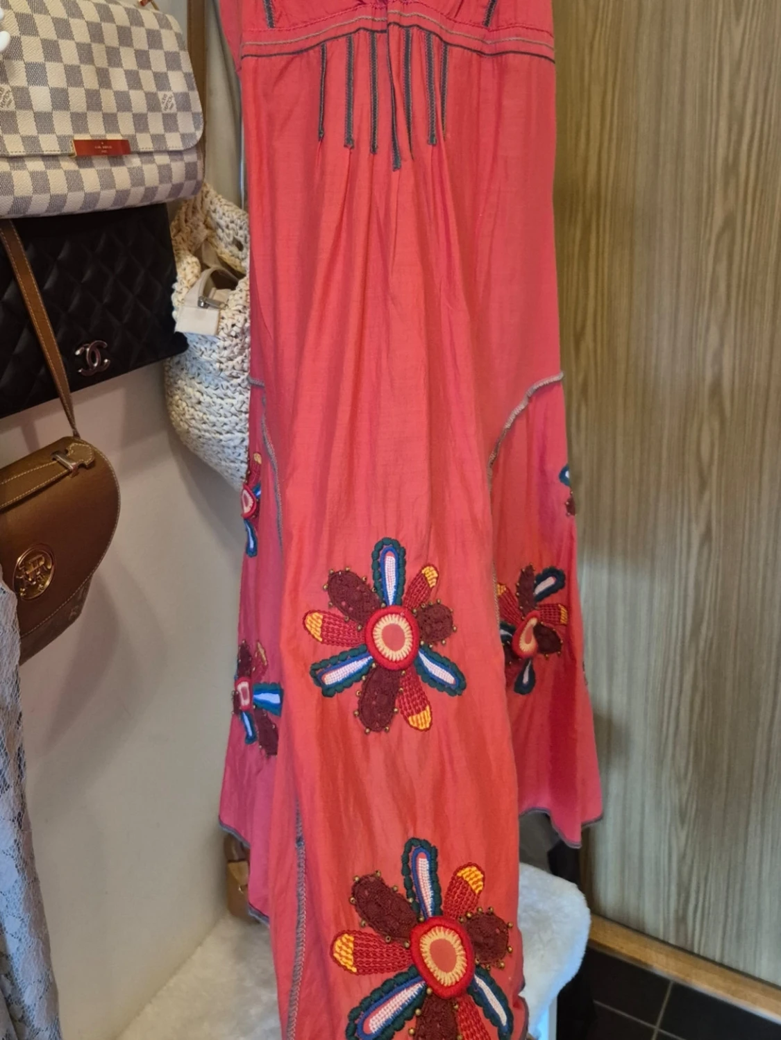 Röd klänning med broderi från Desigual - 6