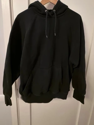 Svart hoodie - En klassisk svart hoodie med stor huva och dragsnören. Oversized fit från Hm