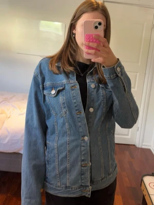 Jeansjacka  - Snygg blå jeansjacka i klassisk modell💙Jackan är i fint skick och passar perfekt nu i sommar! 
