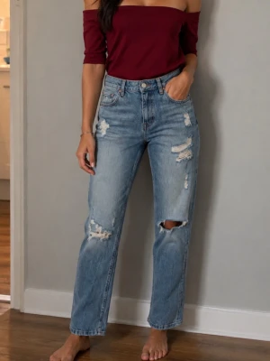 Ljusblå raka jeans med slitningar strl 38 - Säljer ett par ljusblå jeans med raka ben och flera slitningar på framsidan. Jeansen har ej hög midja  . Perfekta för en avslappnad och trendig look.