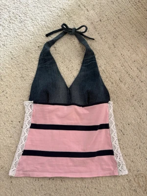 Mörkblå rosa denim halterneck top - Xs-s. Egensydd med secondhand tyger med bra kvalitet. Kan skicka mått. Denim och bomull. 