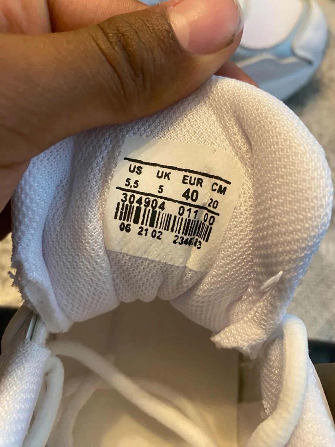 Vita Asics, den som köper för får skorna för 800 - 3