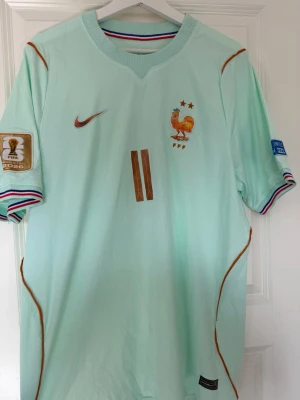 Frankrike bortatröja VM 2026 - Michael Olise - Helt ny/oanvänd Michael Olise Frankrike tröja från detta VM. Den ljusblåa tröjan har även VM patches på axlarna. Tröjan passar som en true to size Large men på tröjan står det XXL. Det är alltså en L egentligen