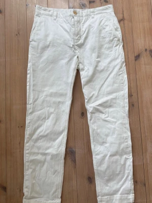 Vita Morris chinos - Säljer ett schyssta skrynkliga Morris chinos i storlek w32. Inga konstigheter, du får varmt höra av dig vid frågor! ”Knappt använda”