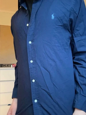 Ralph Lauren skjorta | M - Ralph lauren skjorta | Storlek M | Mycket bra skick | Modellen är 175cm och väger 65kg | Hör av er vid frågor!😀