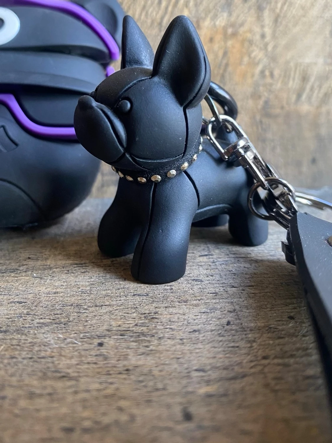 Svart hundformat airpods skal med nyckelring - 2