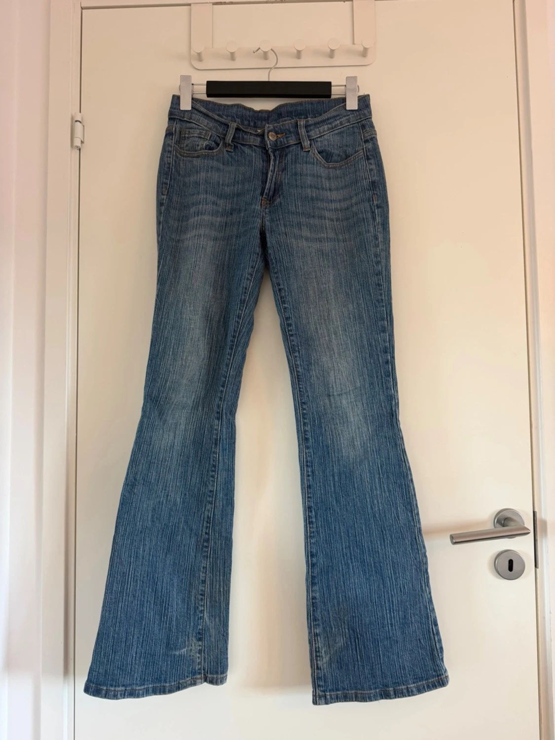Blå bootcut jeans med utsvängda ben