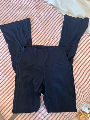 Lululemon yoga pants - Marinblå yogapants i den smalare versionen från Lululemon i storlek US4 vilket motsvarar ca EU xs/s💗