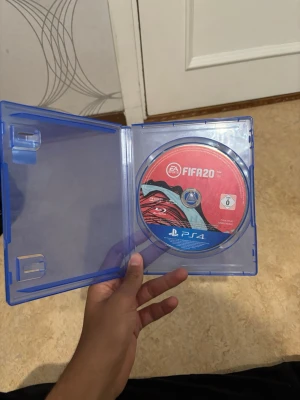 FIFA 20 PS4 spel - Säljer FIFA 20 till PlayStation 4. Perfekt för dig som gillar fotbollsspel och vill utmana vänner eller spela solo.