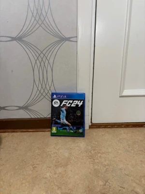 EA Sports FC24 till PS4 - Säljer spelet EA Sports FC24 till PlayStation 4. Perfekt för dig som gillar fotbollsspel och vill spela med vänner.