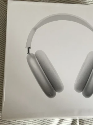 Apple AirPods Max silver hörlurar - Snygga och moderna over-ear hörlurar från Apple i färgen silver. AirPods Max har en stilren design med mjuka öronkuddar i mesh-tyg och ett robust huvudband i aluminium. Perfekta för dig som vill ha grymt ljud och en exklusiv känsla.