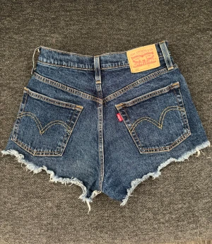 Levis jeansshorts  - Mid-waist jeansshorts från Levis i bra skick. Storlek xs/32 men lite stor i storleken. 