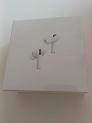 Apple AirPods Pro (2nd gen) vita - Säljer ett par Airpods pro 2 pågrund av att dom inte kommer till användning eftersom jag redan har ett par och priset kan självklart diskuteras!