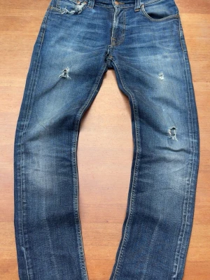 Nudie jeans  - Hej, säljer ett par väldigt fina nudie jeans som är köpa i nudies egna butik i Malmö för ungefär 2,5 år sedan, jeansen har brukats med väldigt mycke försiktig het och har även väldigt fina personliga fades efter all denna andvänding som har givits efter 2,5 år.