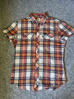 Lee skjorta  - Hej! Säljer nu en unik button-down piké från lee då den har blivit för liten. Den är gjort i ett väldigt luftigt material som gör att den ä ryker perfekt för en varm sommar dag. Tveka inte på att höra av dig vid intresse🙌🙌