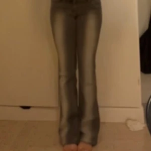 Grå jeans weekday - Säljer ett par gråa bootcut byxor med låg midja från weekday! Jätteskönt stretchigt material. Köpta i vintras och endast använda ett fåtal gånger💛små i storleken! 28/32