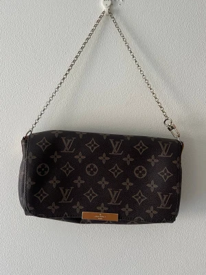 Brun handväska  - Snygg handväska. Perfekt för dig som vill ha en ikonisk och trendig accessoar till din outfit.