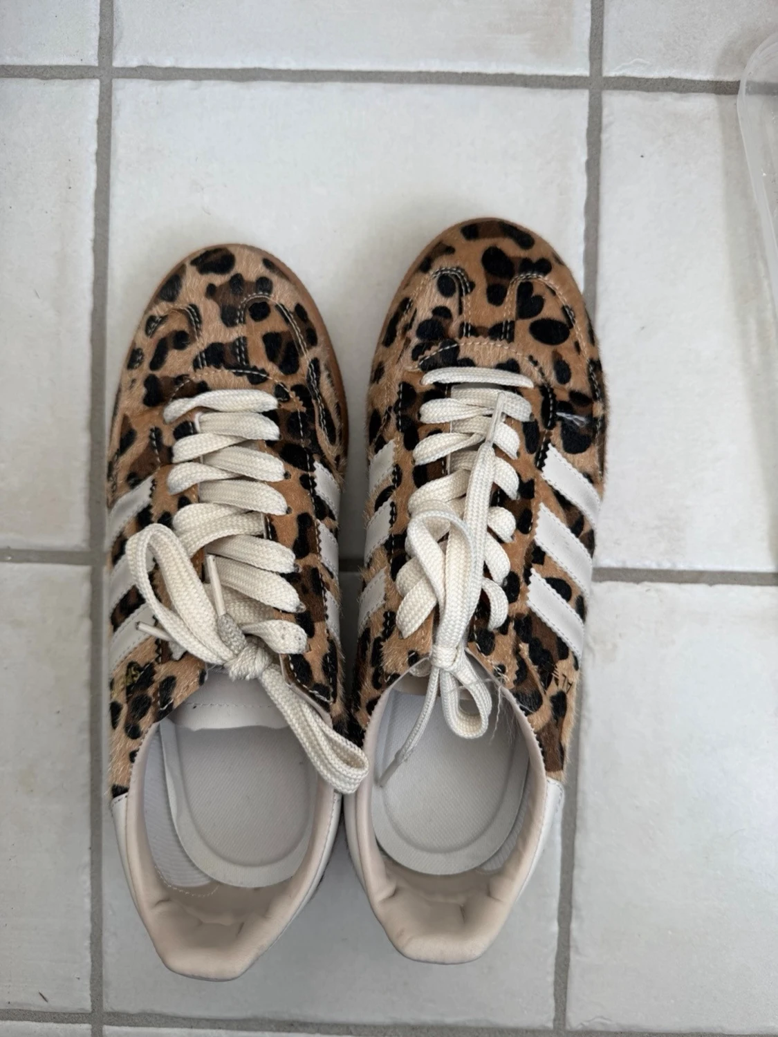 Leopardmönstrade sneakers med vita ränder - 1