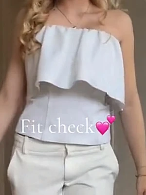 Zara topp slutsåld  - Snygg slutsåld Zara topp, stl S, priset går att diskutera så buda gärna!! Har ett litet hål på insidan som inte syns och går enkelt att sy ihop!