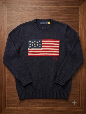 Polo Ralph Lauren Stickad Tröja - Säljer en stilren mörkblå stickad tröja från Polo Ralph Lauren i storlek M. Tröjan är i nyskick, endast använd ett fåtal gånger och har inga fläckar, hål eller andra skador.  • Märke: Polo Ralph Lauren • Storlek: M • Färg: Mörkblå med klassisk amerikansk flagga på bröstet • Skick: Som ny, använd fåtal gånger  📦 Jag skickar samma dag eller senast dagen efter köp för en snabb och smidig affär!