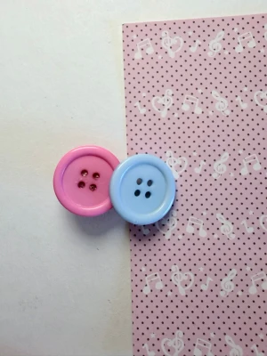 Knapp hårklämma blå rosa - Handgjort hårklämma med ris sick blå knappar🥰 Finns mer färger på min profil 🍀kommer med gåvor
