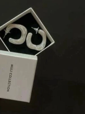 Vita chunky örhängen i resin - Stylish earrings from Multi Collection in a modern hoop design with a marbled/white finish. Lightweight and comfortable to wear – perfect for both everyday and parties.