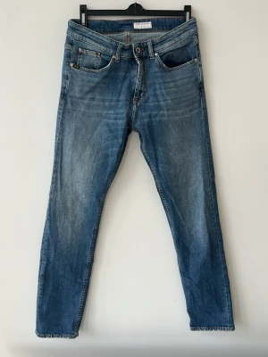 Tiger of Sweden jeans  - Tjena, säljer ett par schyssta tiger of sweden jeans i modellen Rex, i strl W30/L32 Jeansen är i färgen blå och är i ett bra skick hör gärna av dig om du har några frågor🤗21