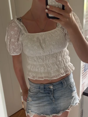 Vit blus med spets och volanger - Söt vit blus med volanger och spetsdetaljer🤍